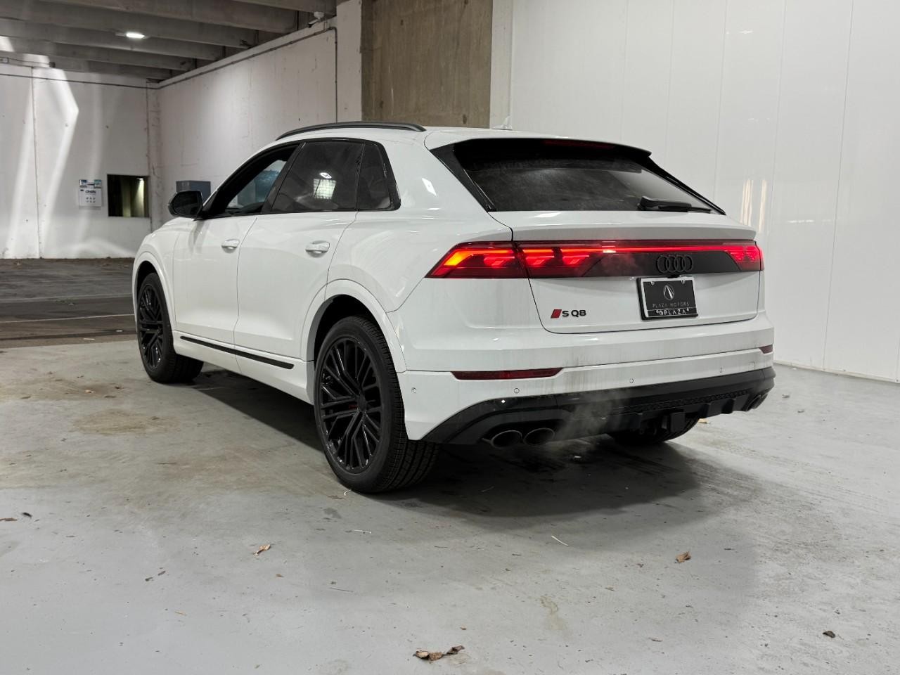 Audi SQ8 Vehicle Full-screen Gallery Image 3