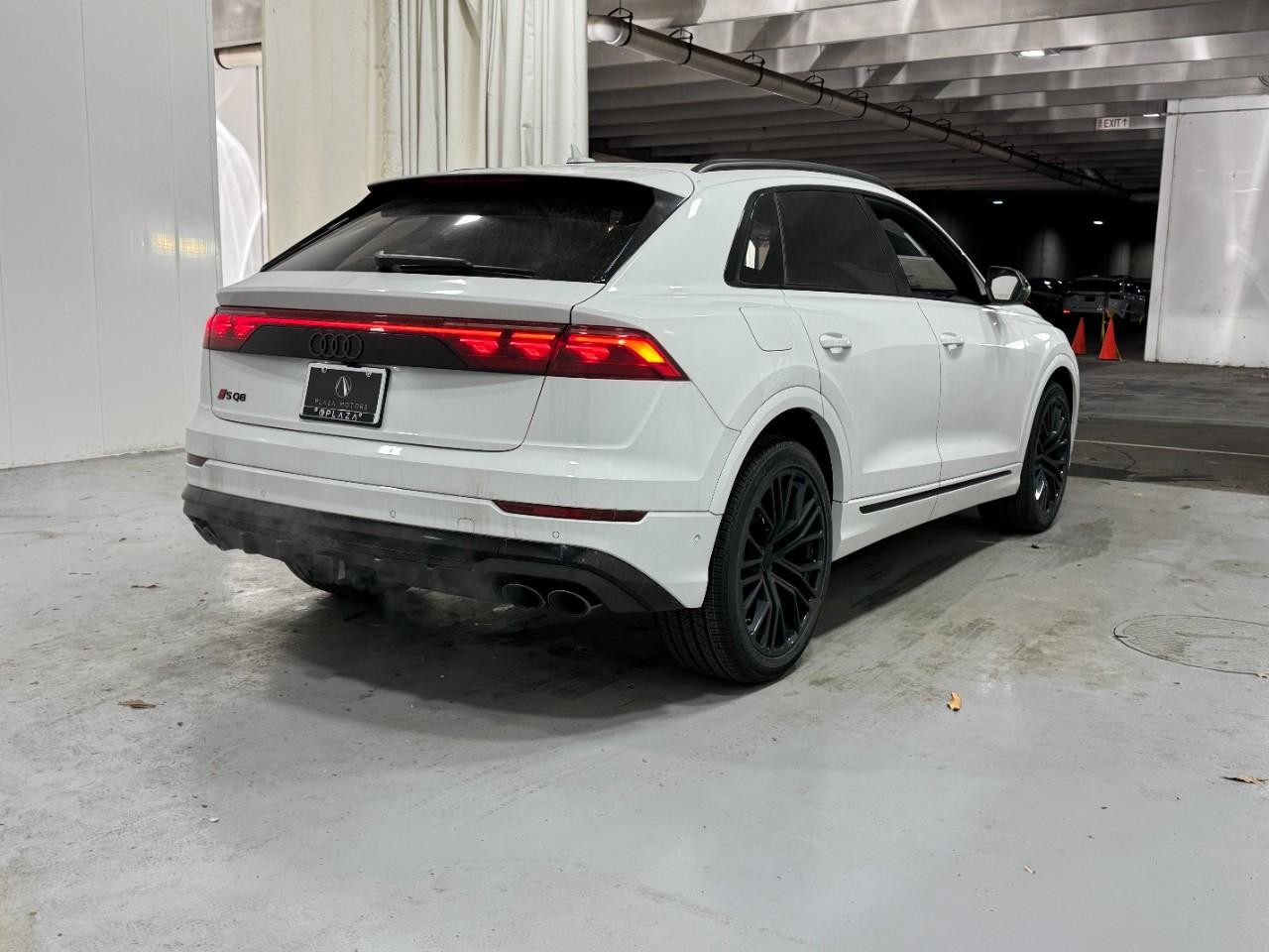 Audi SQ8 Vehicle Full-screen Gallery Image 4