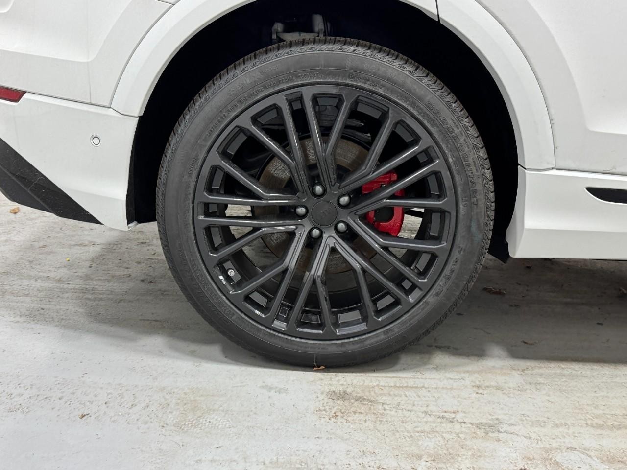 Audi SQ8 Vehicle Full-screen Gallery Image 5