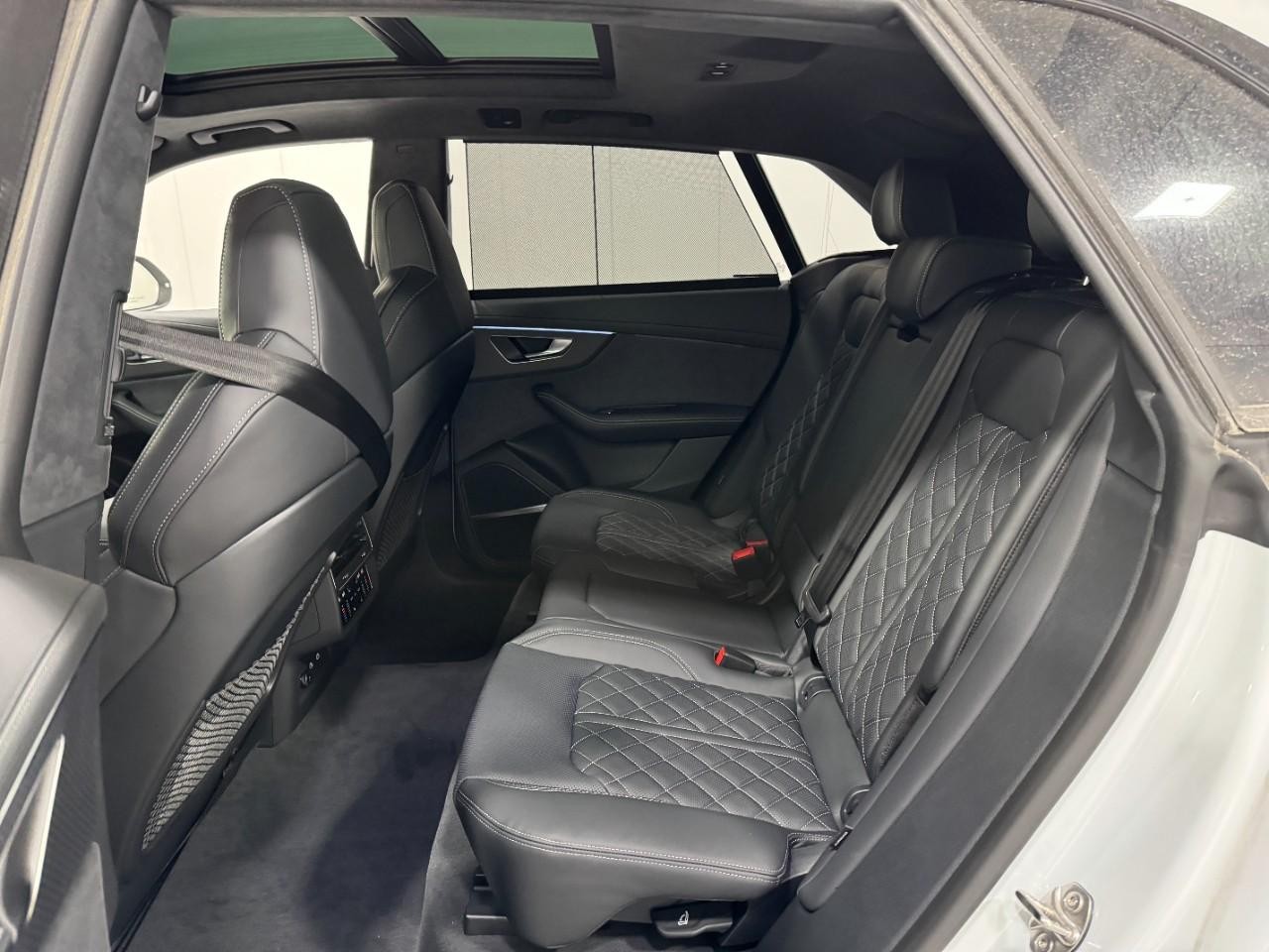 Audi SQ8 Vehicle Full-screen Gallery Image 8
