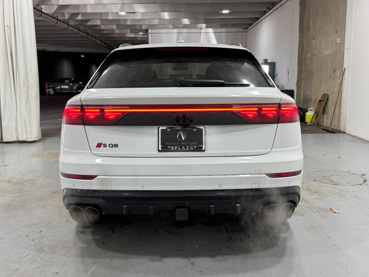 Audi SQ8 Vehicle Full-screen Gallery Image 9