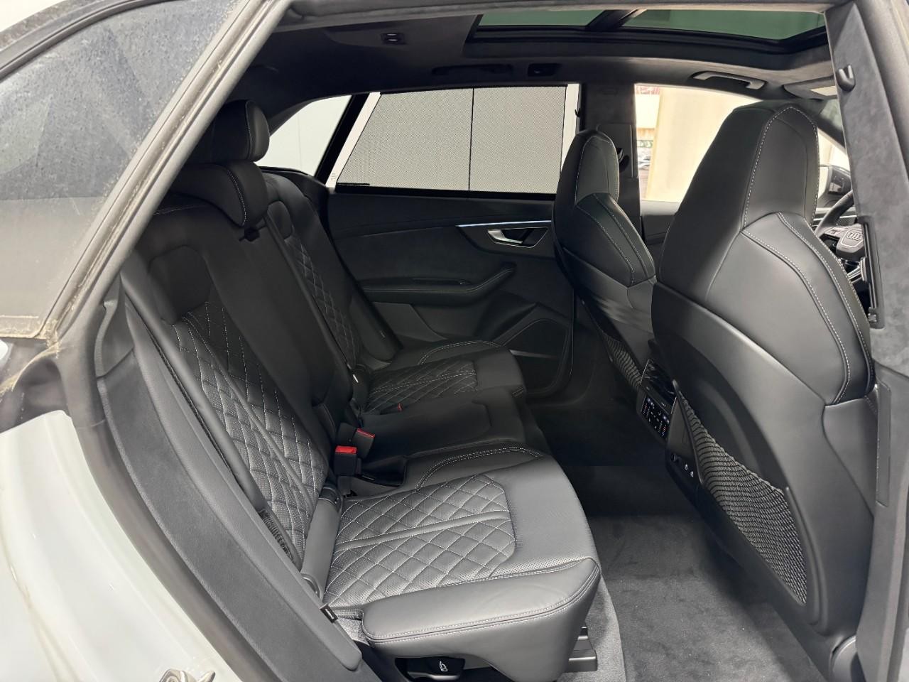 Audi SQ8 Vehicle Full-screen Gallery Image 10