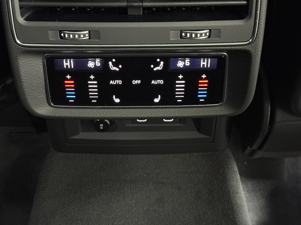 Audi SQ8 Vehicle Full-screen Gallery Image 11