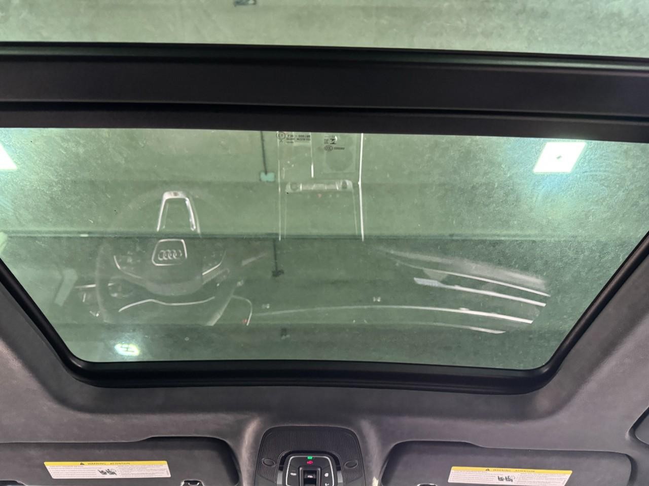 Audi SQ8 Vehicle Full-screen Gallery Image 12