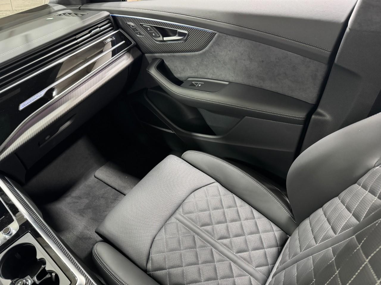 Audi SQ8 Vehicle Full-screen Gallery Image 19