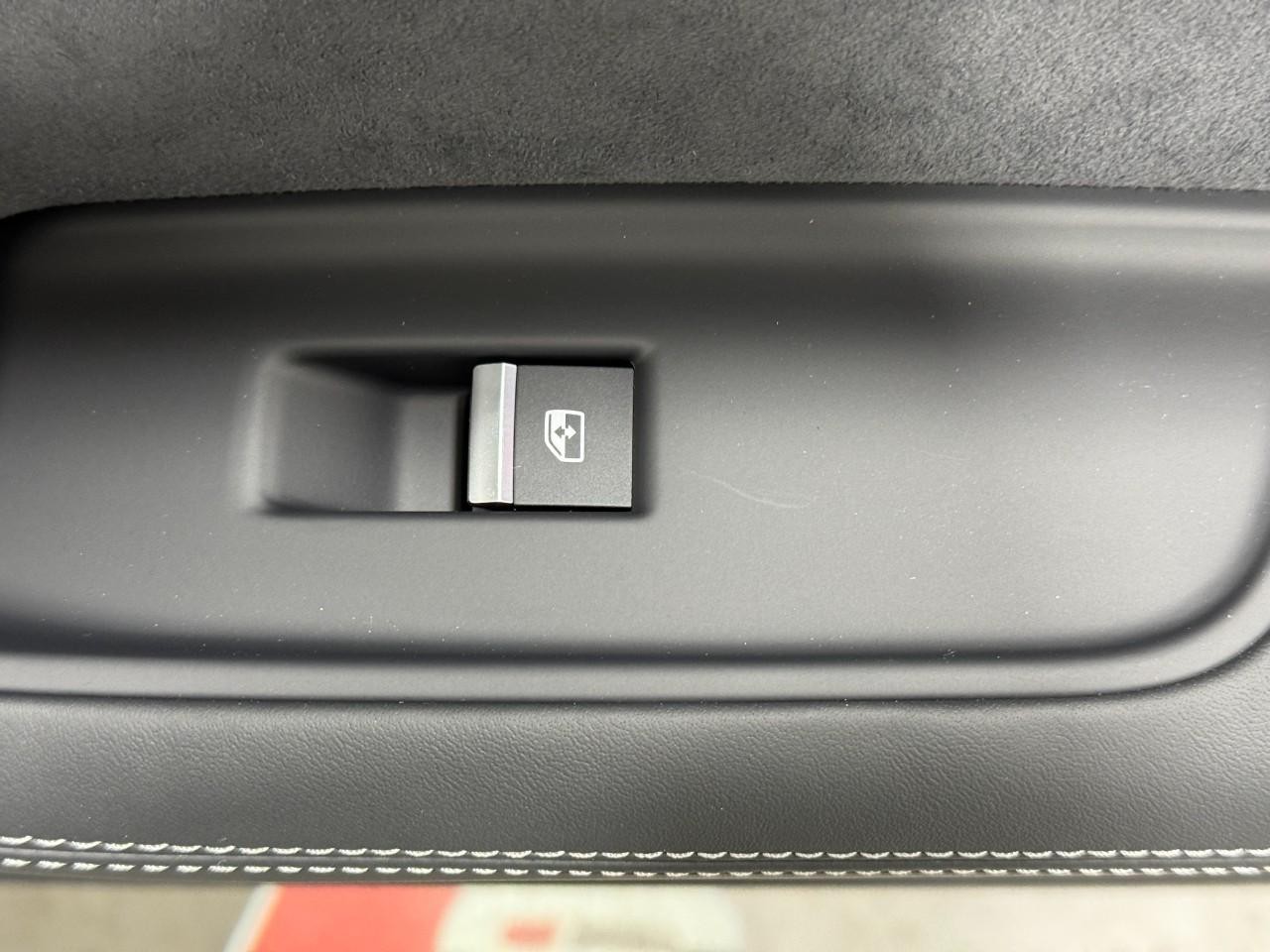 Audi SQ8 Vehicle Full-screen Gallery Image 24