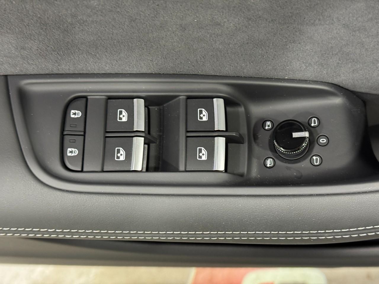 Audi SQ8 Vehicle Full-screen Gallery Image 26