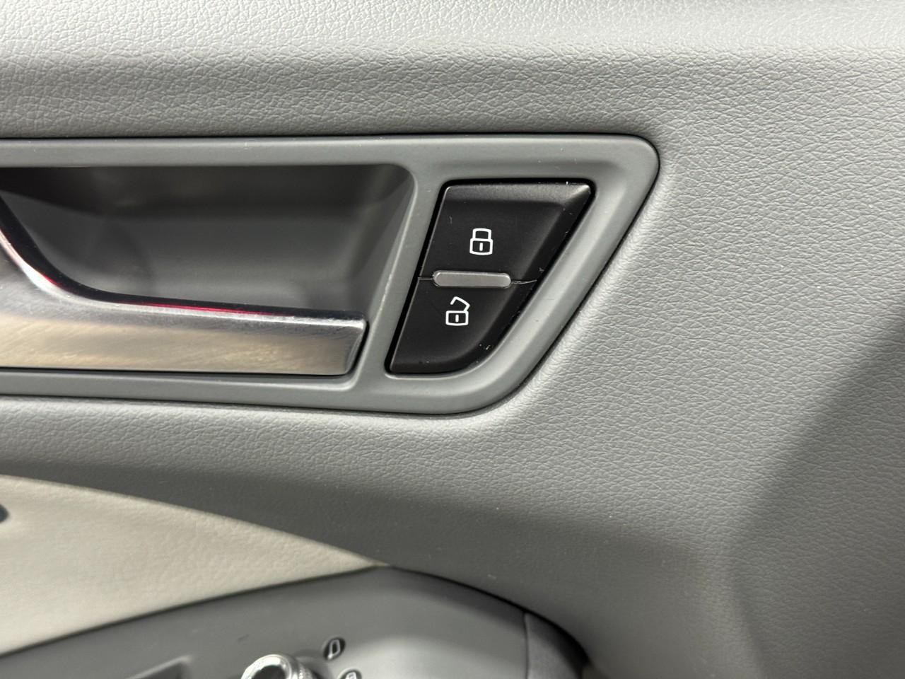 Audi Q5 Vehicle Full-screen Gallery Image 23