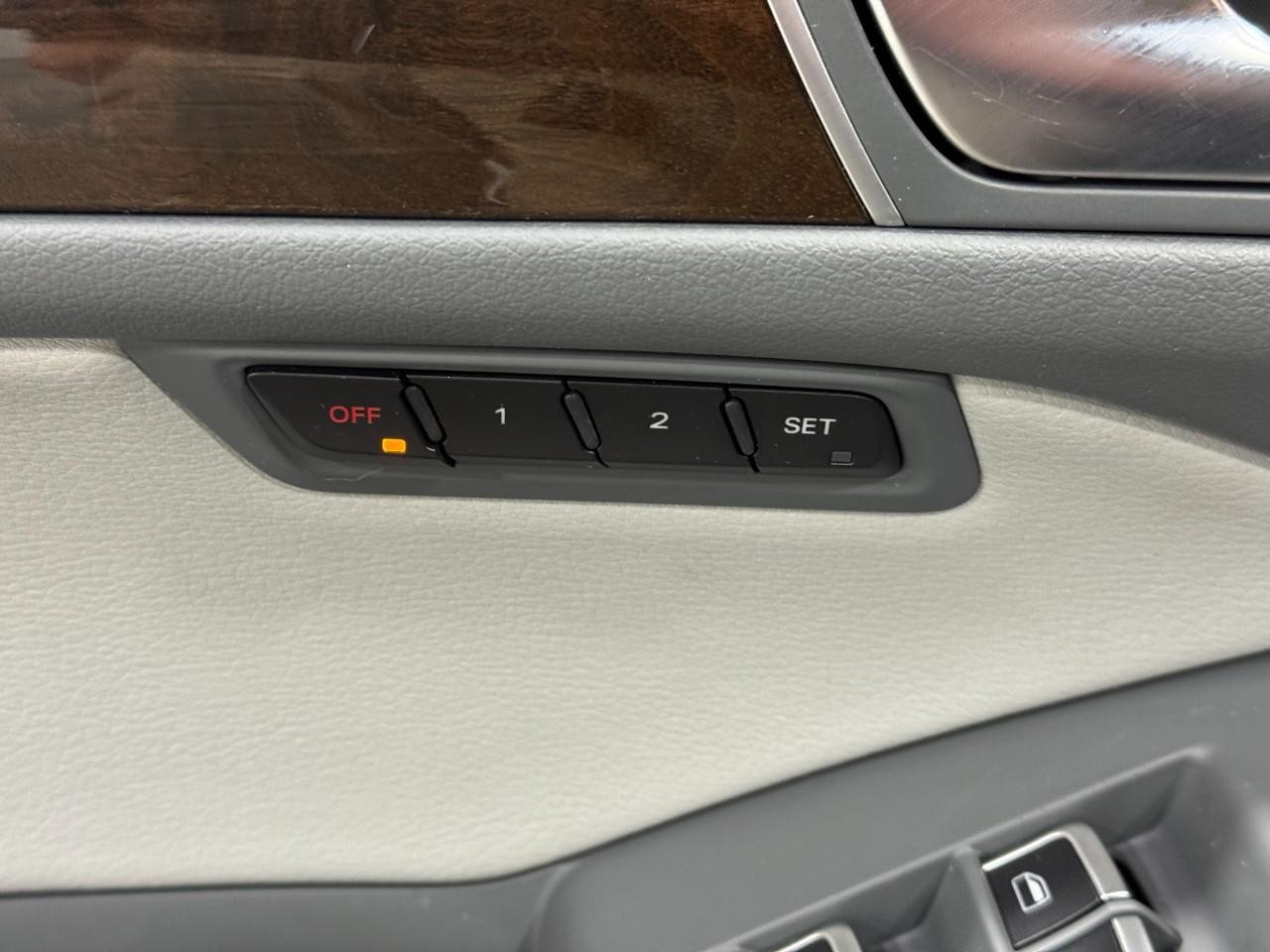 Audi Q5 Vehicle Full-screen Gallery Image 24