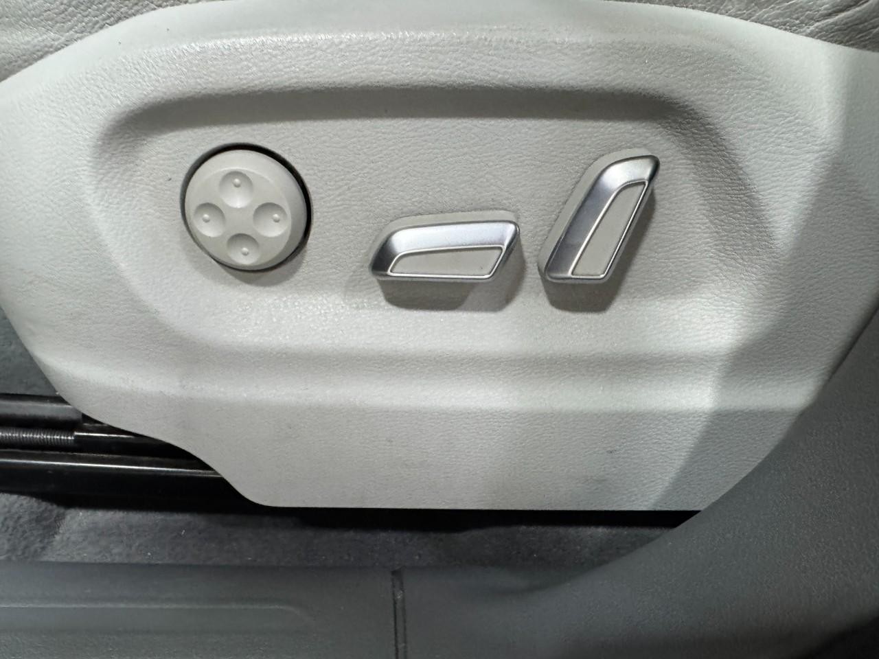 Audi Q5 Vehicle Full-screen Gallery Image 29