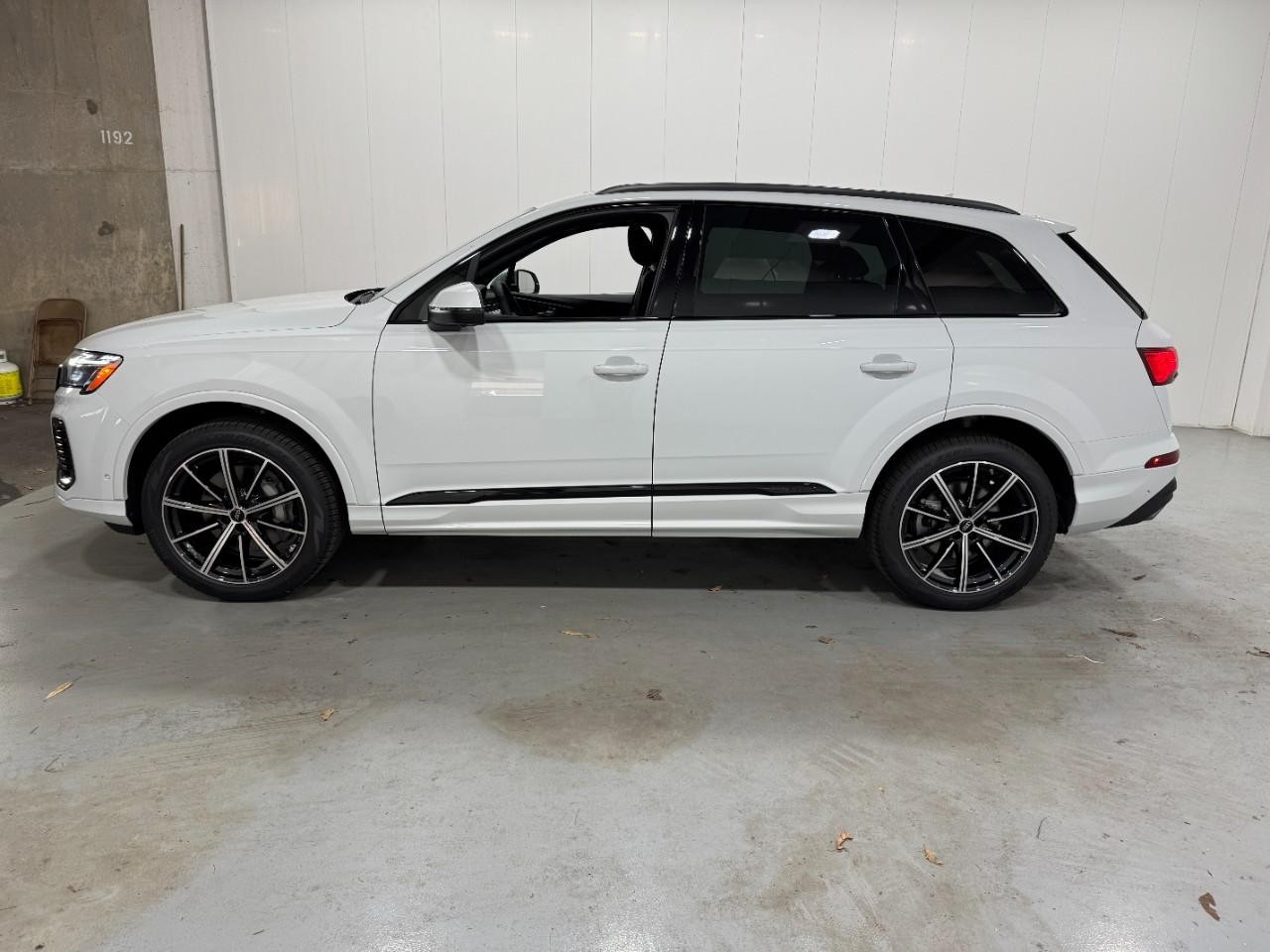 Audi Q7 Vehicle Full-screen Gallery Image 2