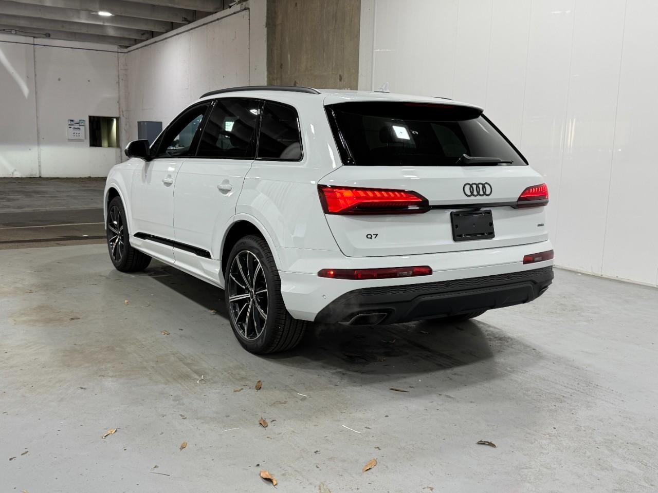 Audi Q7 Vehicle Full-screen Gallery Image 3