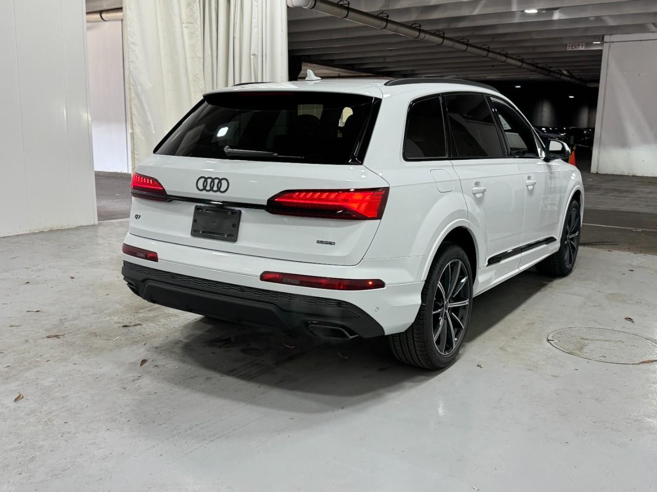 Audi Q7 Vehicle Full-screen Gallery Image 4