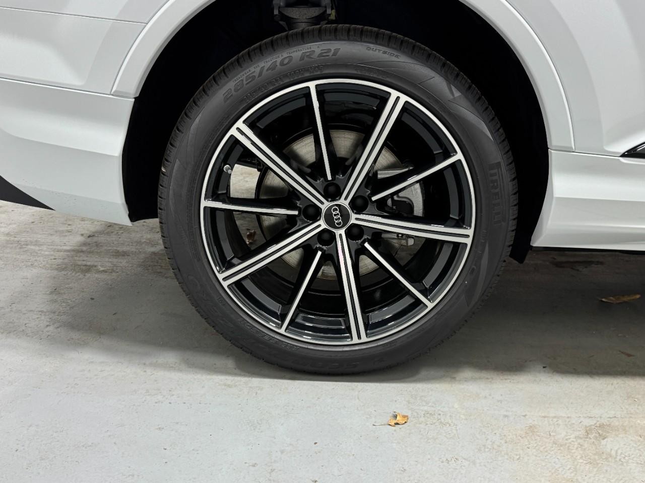 Audi Q7 Vehicle Full-screen Gallery Image 5