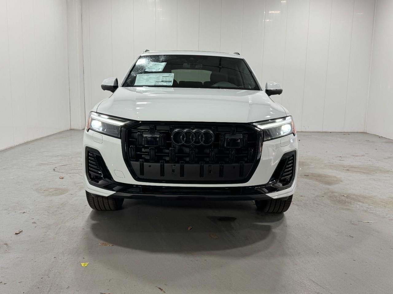 Audi Q7 Vehicle Full-screen Gallery Image 7