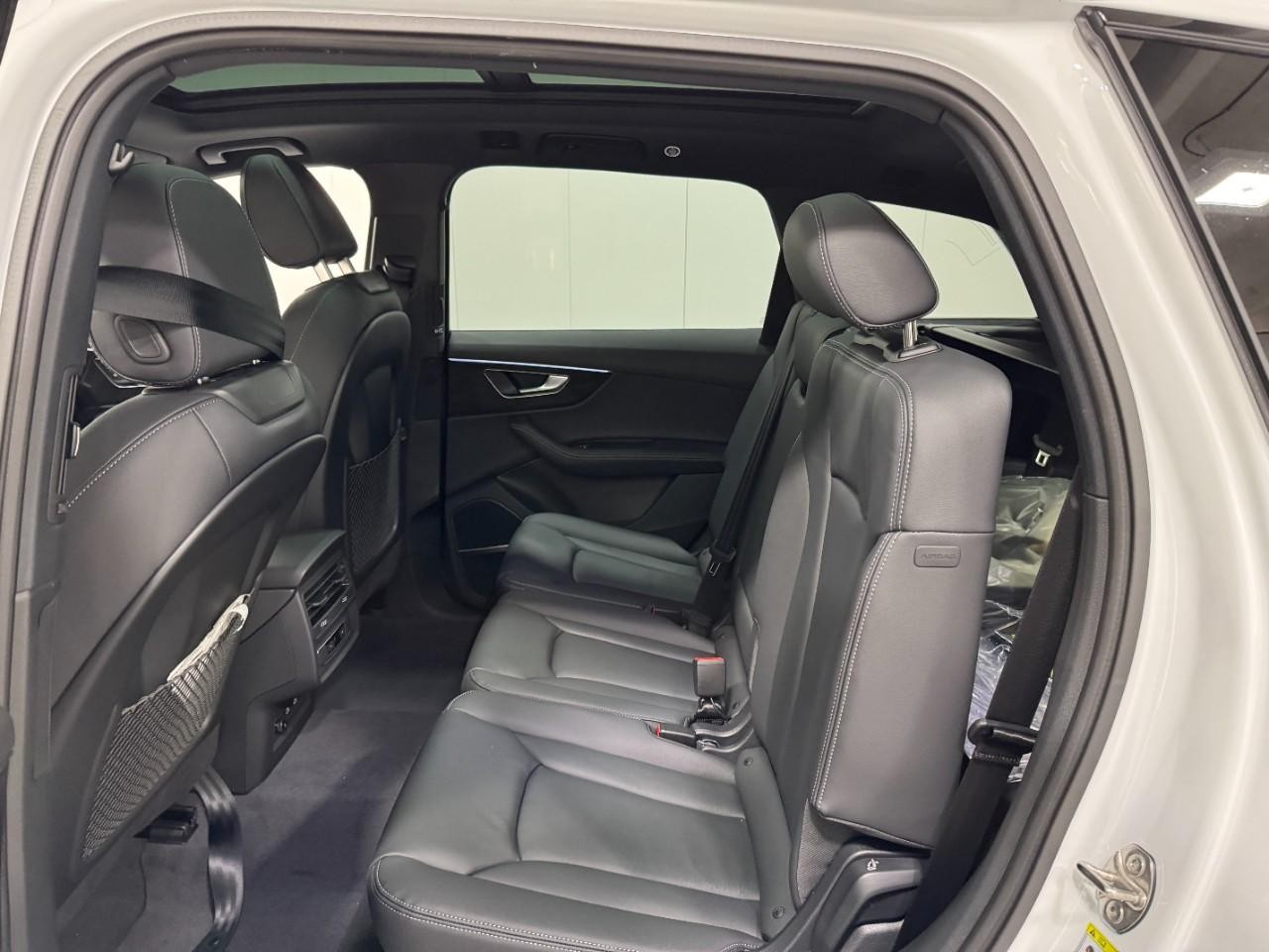 Audi Q7 Vehicle Full-screen Gallery Image 8