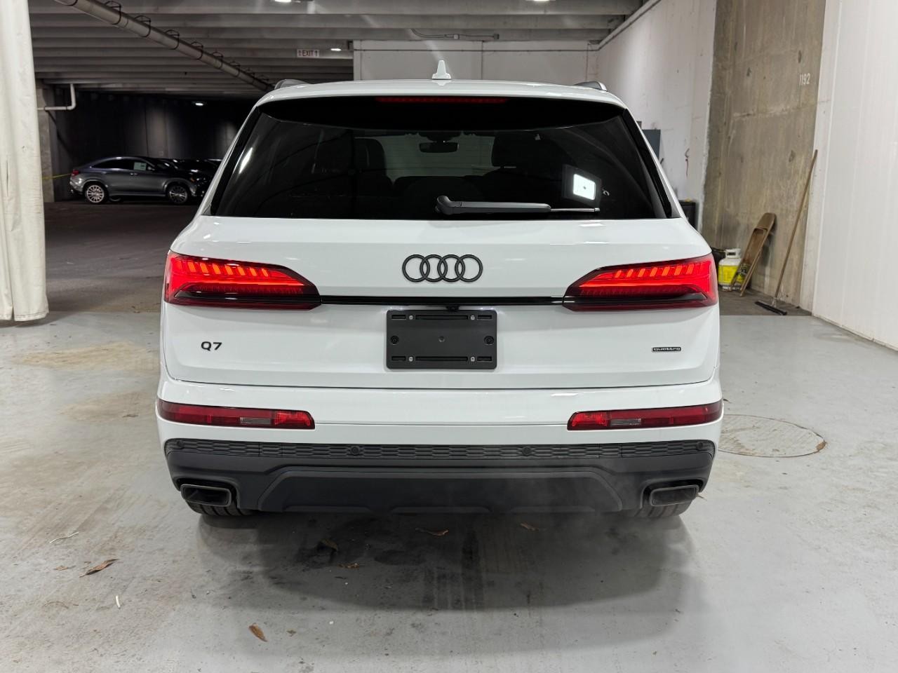 Audi Q7 Vehicle Full-screen Gallery Image 9