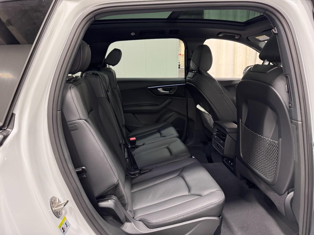 Audi Q7 Vehicle Full-screen Gallery Image 10
