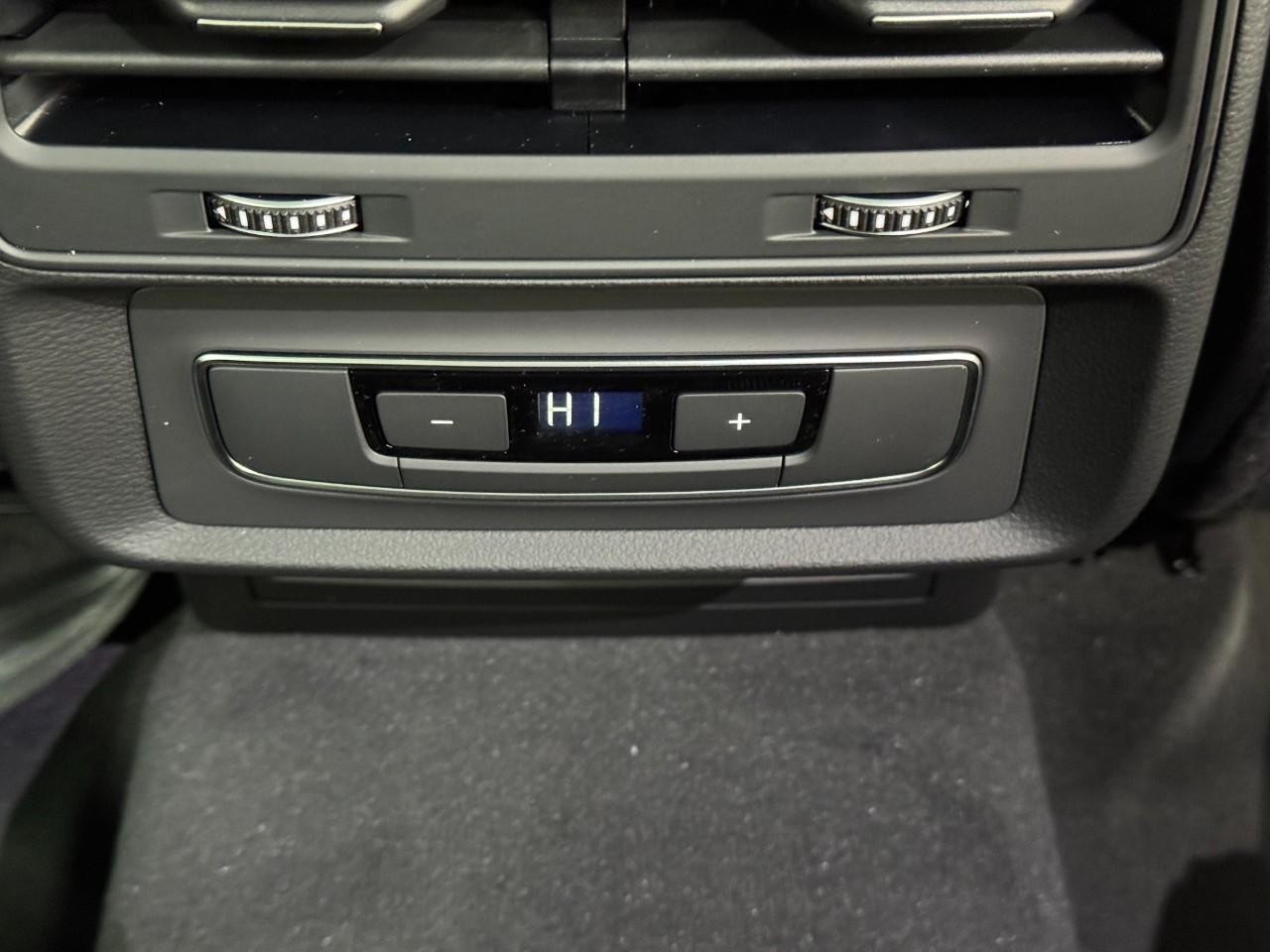 Audi Q7 Vehicle Full-screen Gallery Image 11
