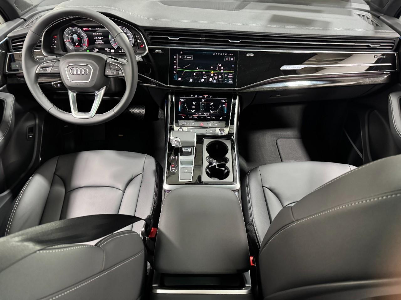 Audi Q7 Vehicle Full-screen Gallery Image 13