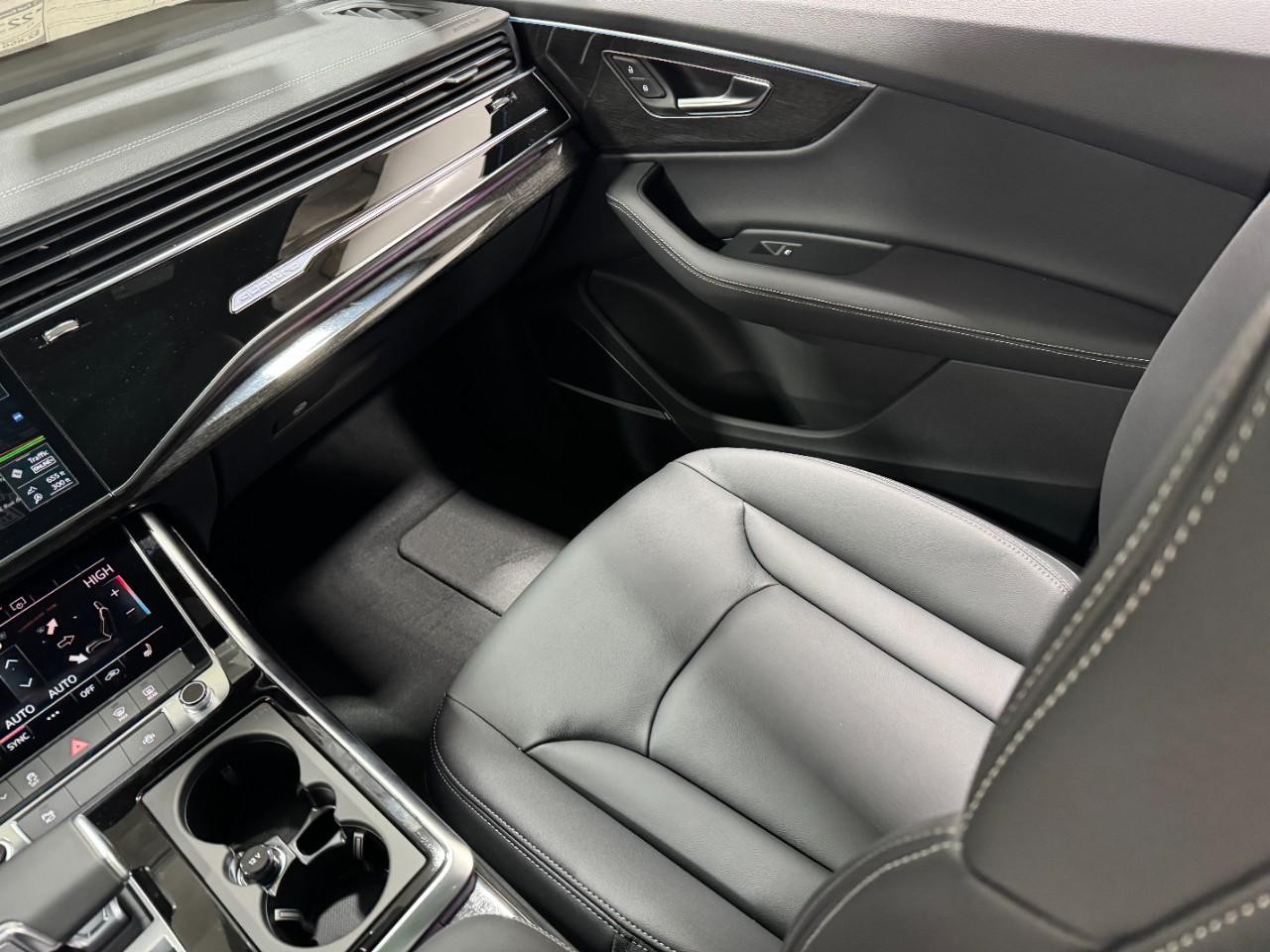 Audi Q7 Vehicle Full-screen Gallery Image 18
