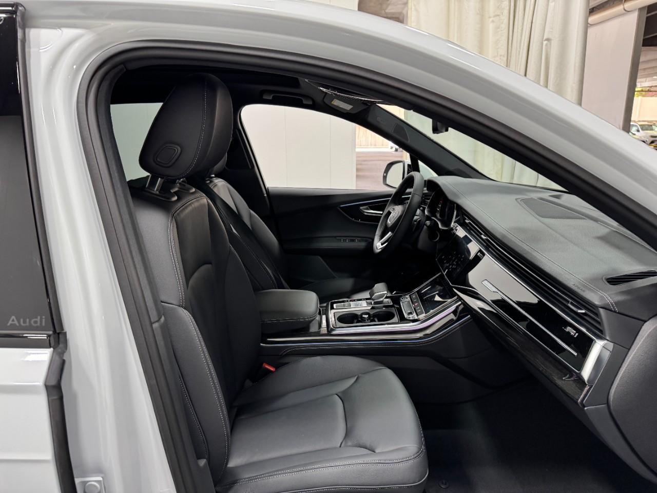 Audi Q7 Vehicle Full-screen Gallery Image 19