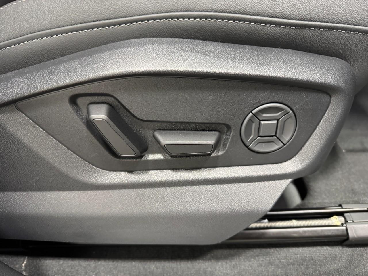 Audi Q7 Vehicle Full-screen Gallery Image 21