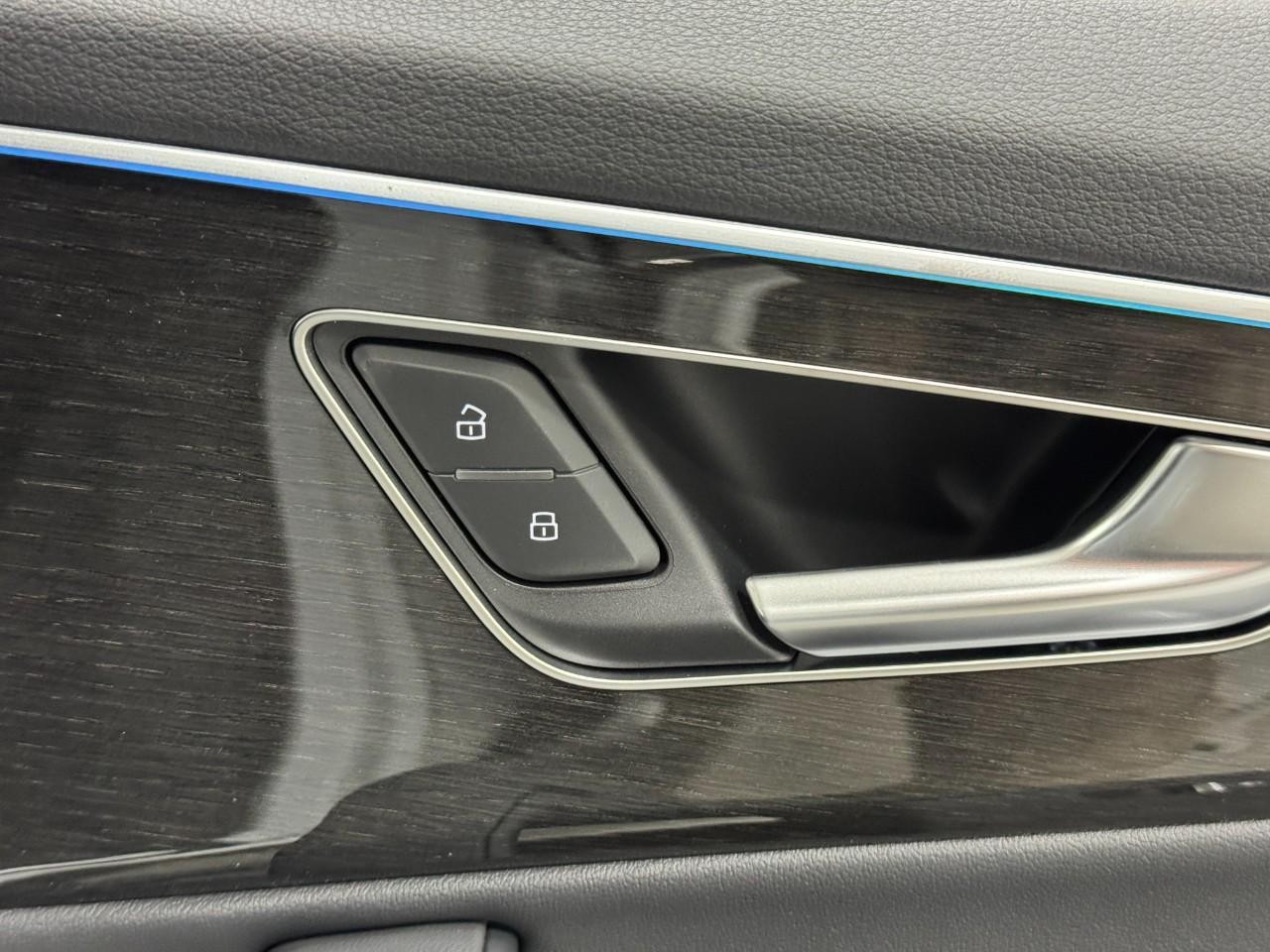 Audi Q7 Vehicle Full-screen Gallery Image 22