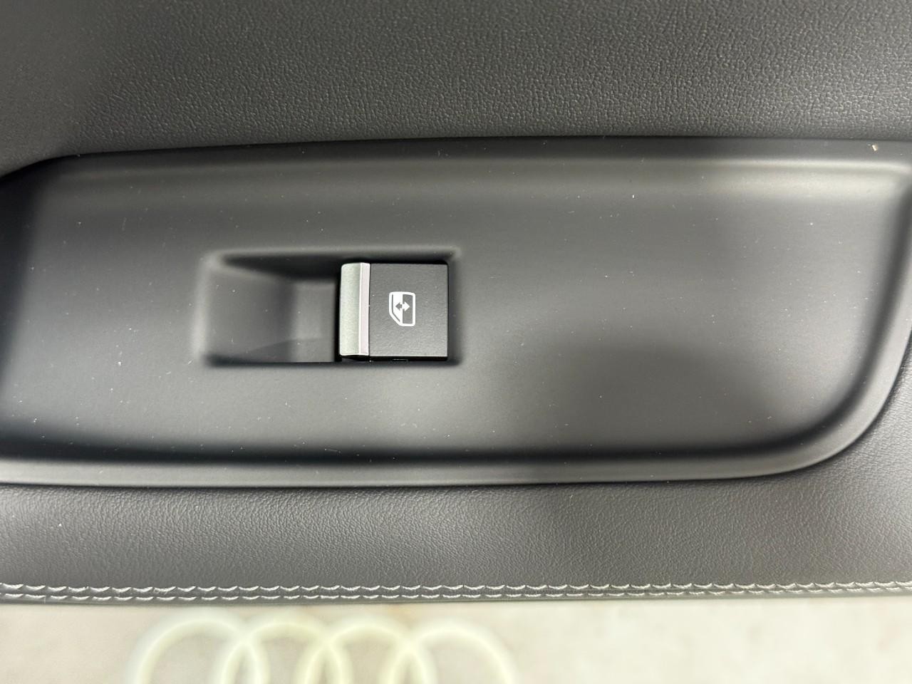 Audi Q7 Vehicle Full-screen Gallery Image 23