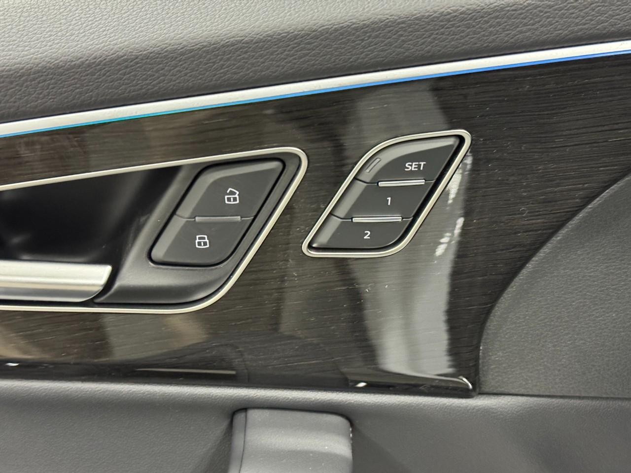 Audi Q7 Vehicle Full-screen Gallery Image 24