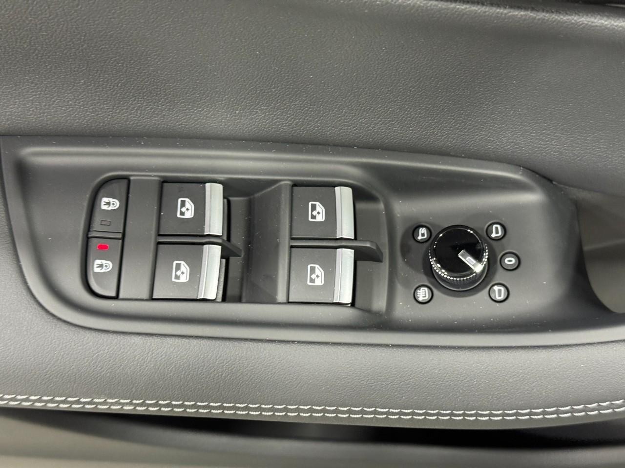 Audi Q7 Vehicle Full-screen Gallery Image 25