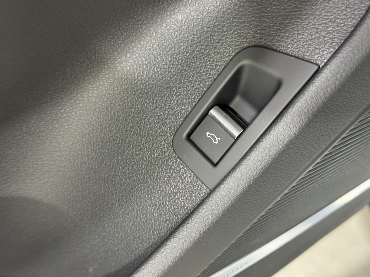 Audi Q7 Vehicle Full-screen Gallery Image 26