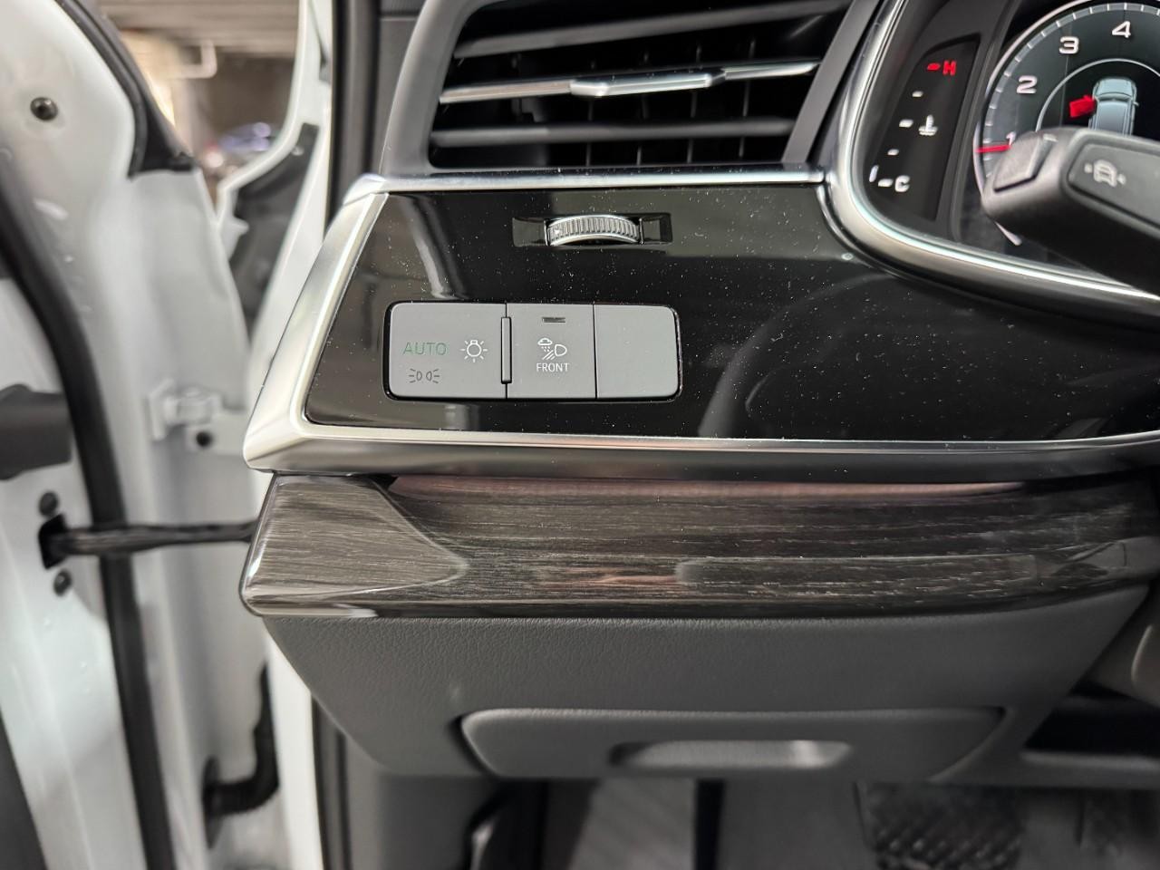 Audi Q7 Vehicle Full-screen Gallery Image 31