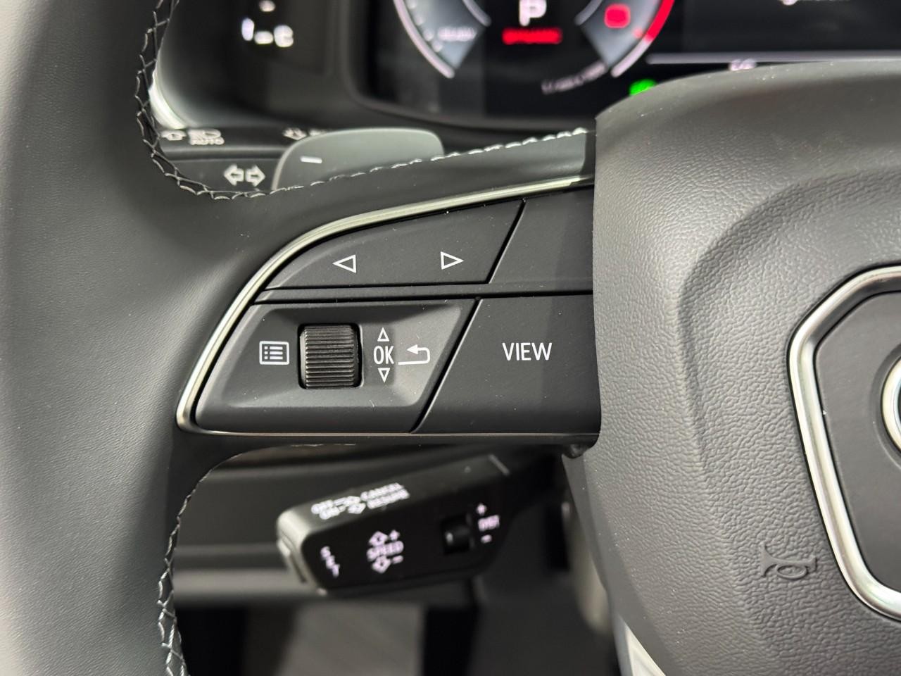 Audi Q7 Vehicle Full-screen Gallery Image 33
