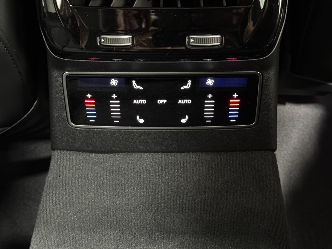 Audi A6 Sedan Vehicle Full-screen Gallery Image 11