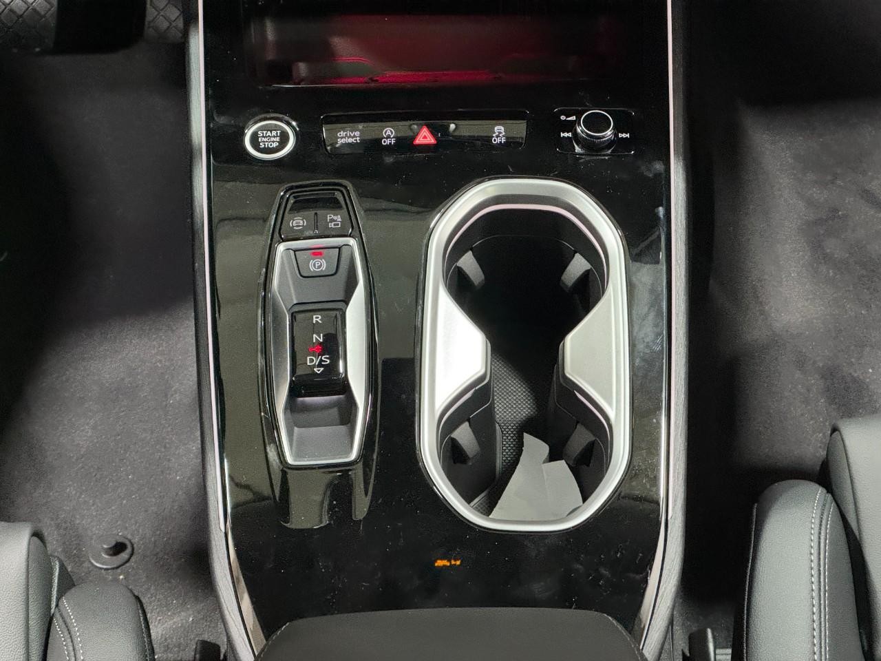 Audi A6 Sedan Vehicle Full-screen Gallery Image 16