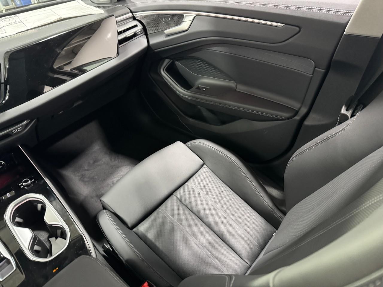 Audi A6 Sedan Vehicle Full-screen Gallery Image 17