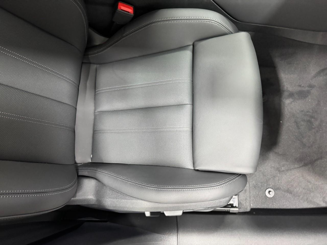 Audi A6 Sedan Vehicle Full-screen Gallery Image 19