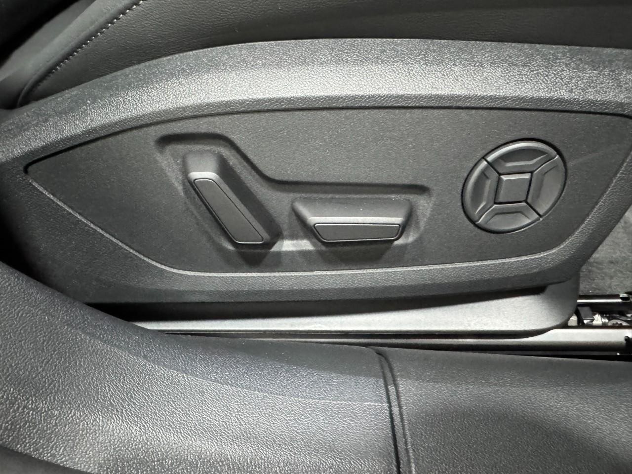 Audi A6 Sedan Vehicle Full-screen Gallery Image 20