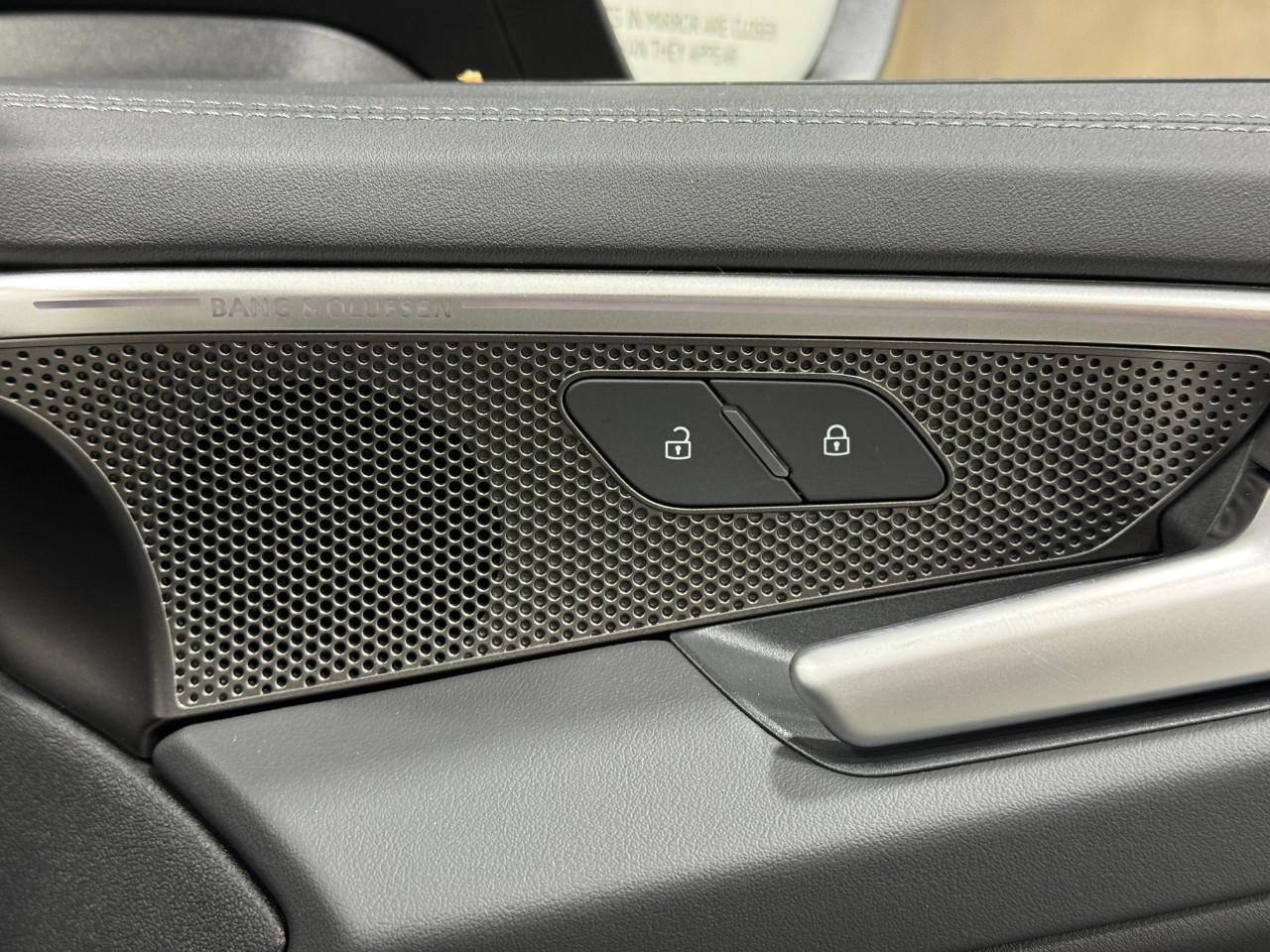 Audi A6 Sedan Vehicle Full-screen Gallery Image 21