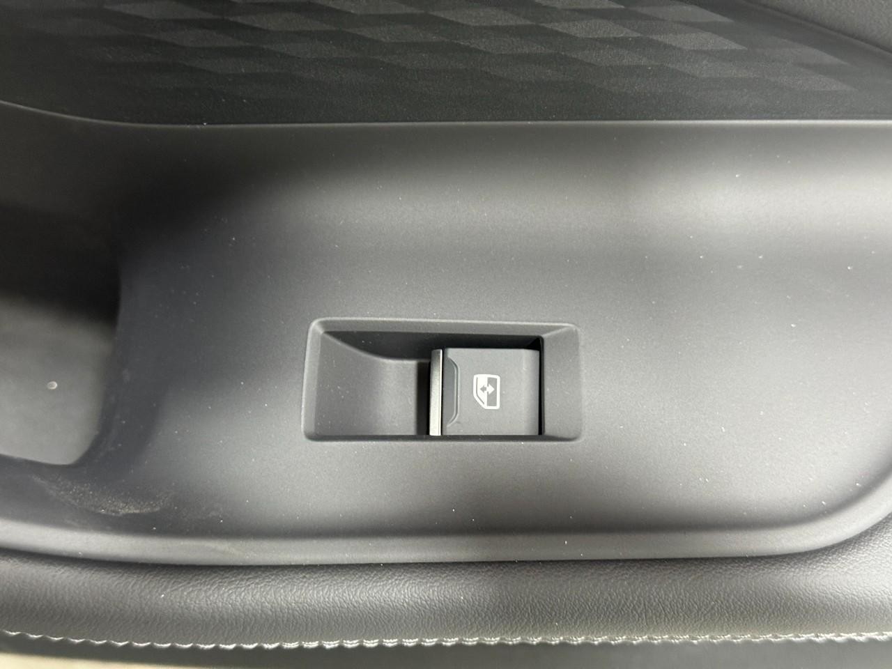 Audi A6 Sedan Vehicle Full-screen Gallery Image 22