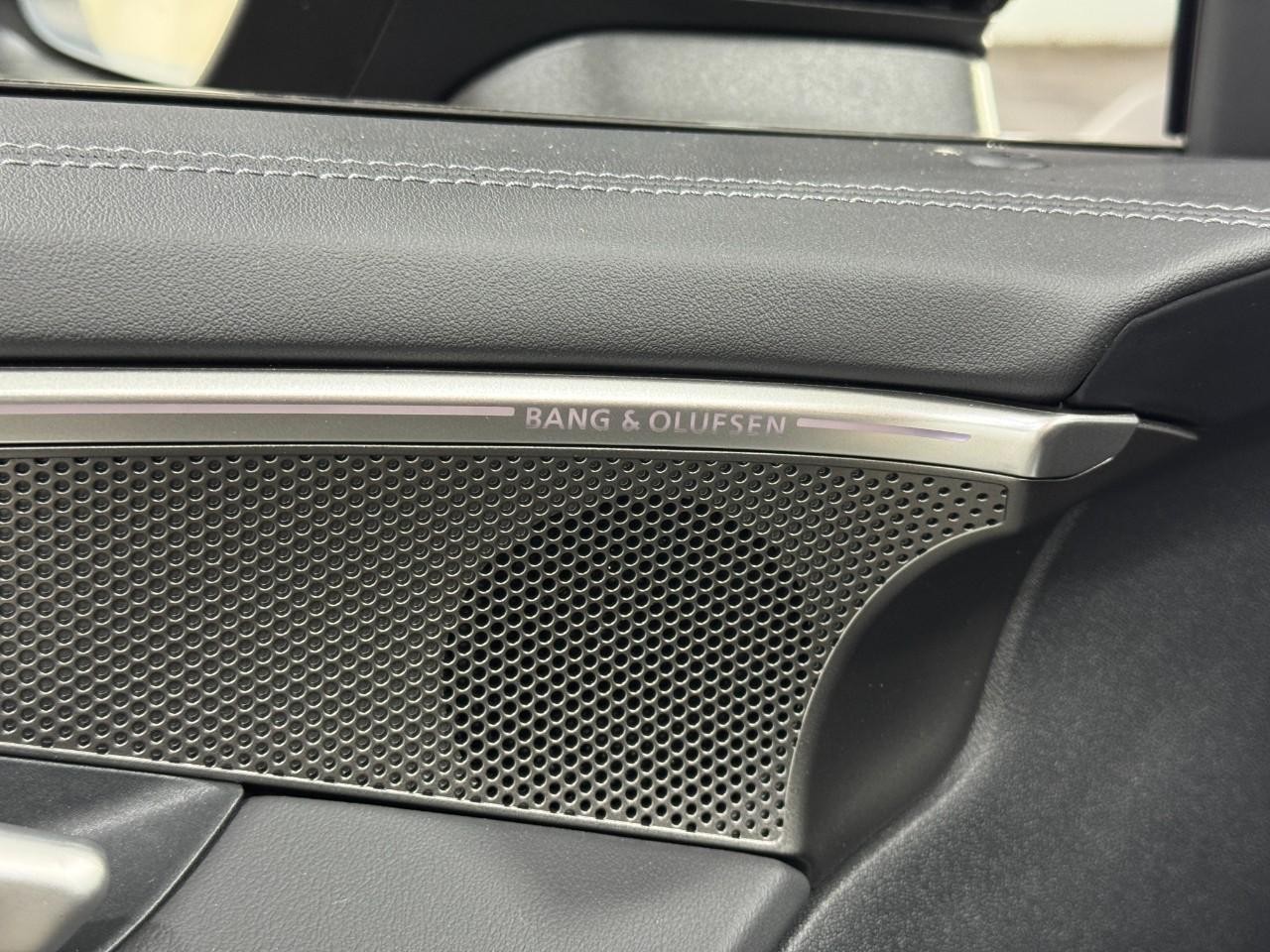 Audi A6 Sedan Vehicle Full-screen Gallery Image 23