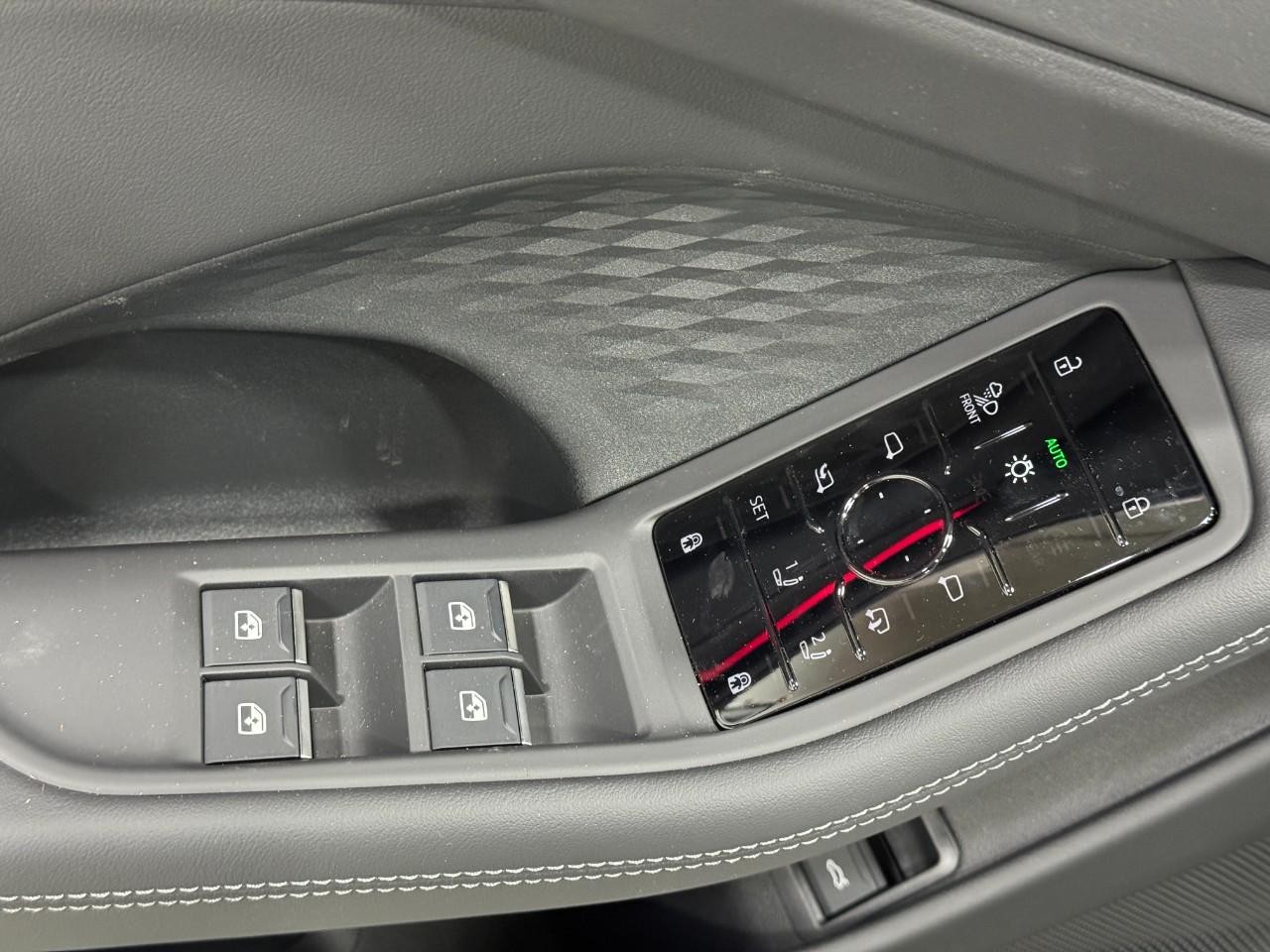 Audi A6 Sedan Vehicle Full-screen Gallery Image 24