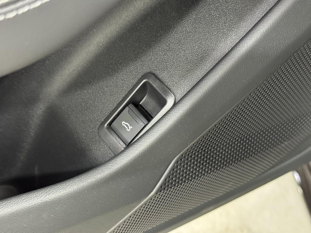 Audi A6 Sedan Vehicle Full-screen Gallery Image 25