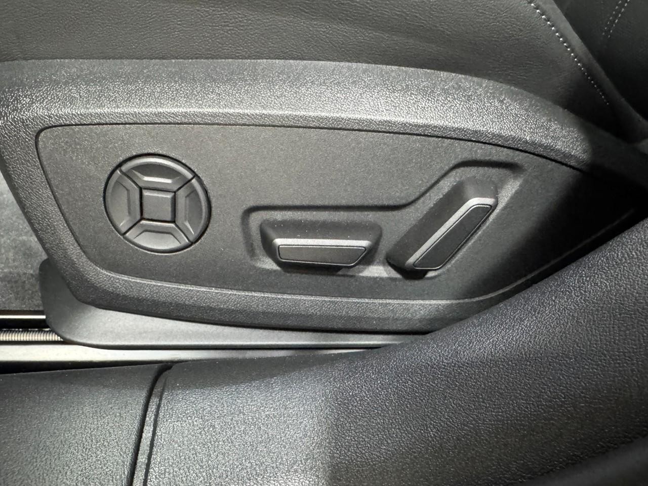 Audi A6 Sedan Vehicle Full-screen Gallery Image 28