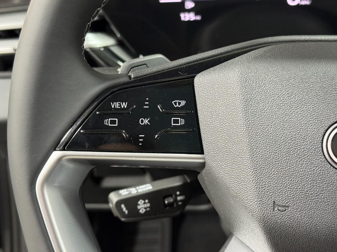 Audi A6 Sedan Vehicle Full-screen Gallery Image 30