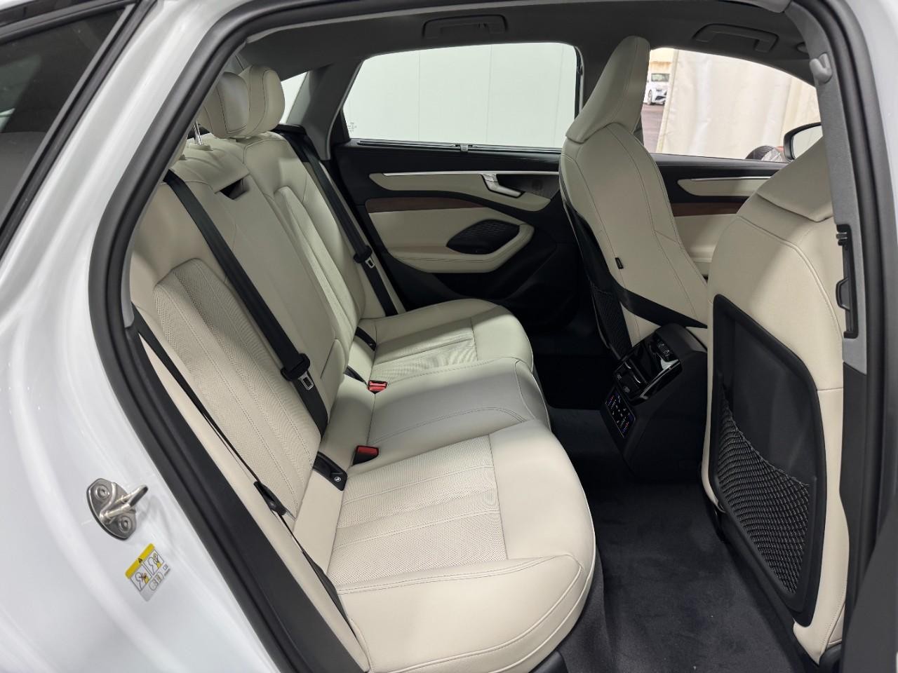 Audi A6 Sedan Vehicle Full-screen Gallery Image 10