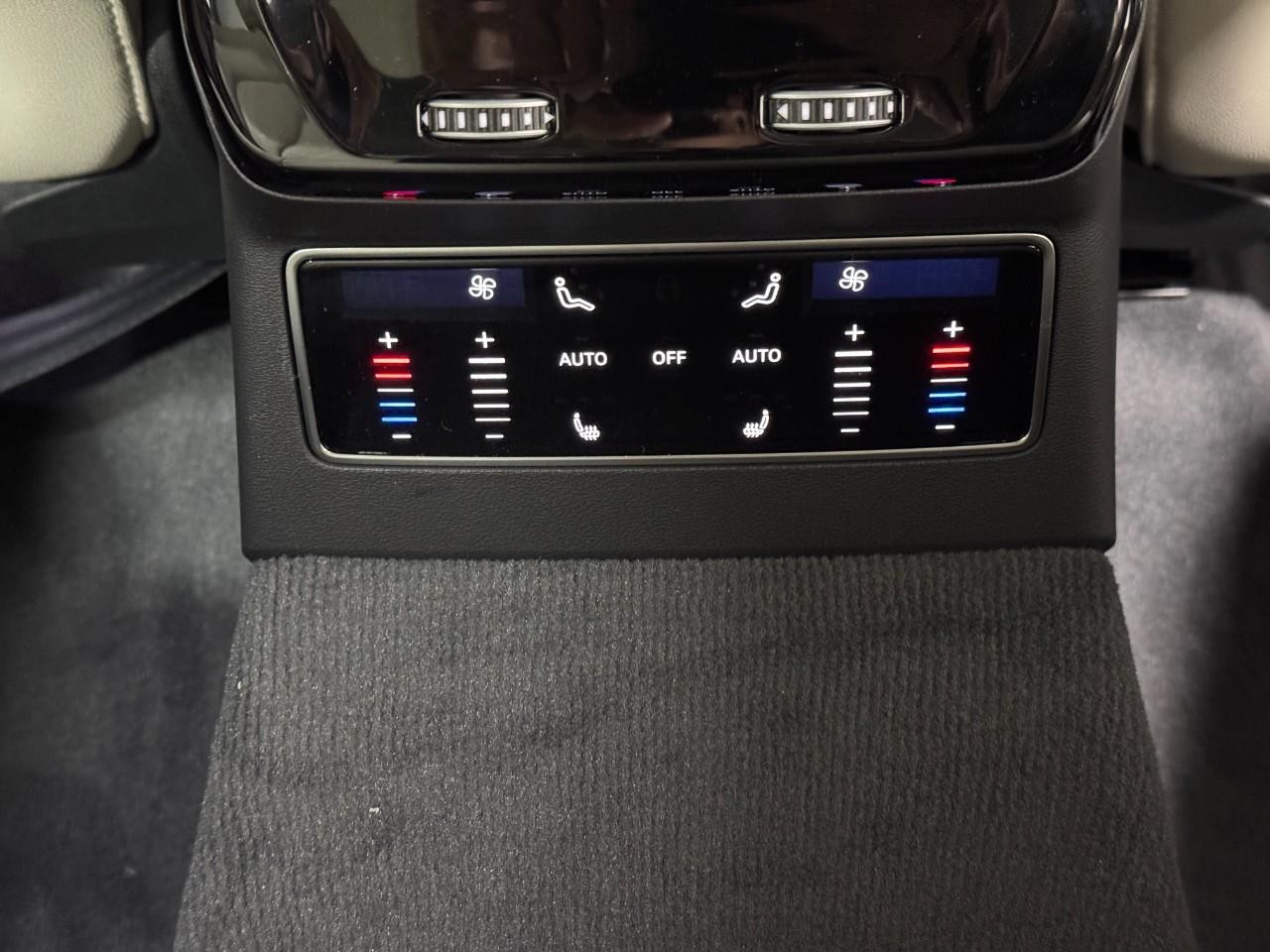 Audi A6 Sedan Vehicle Full-screen Gallery Image 11