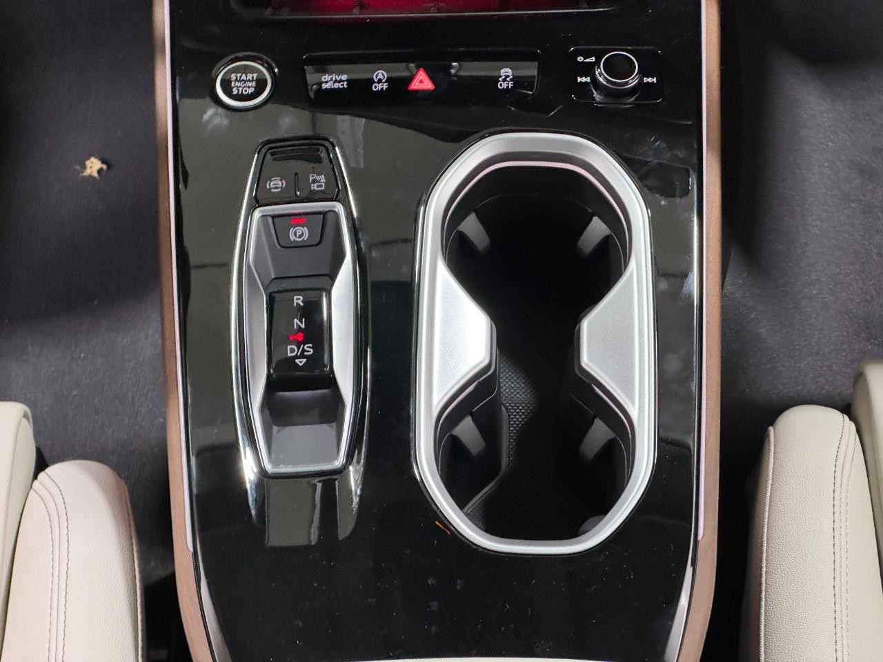 Audi A6 Sedan Vehicle Full-screen Gallery Image 16