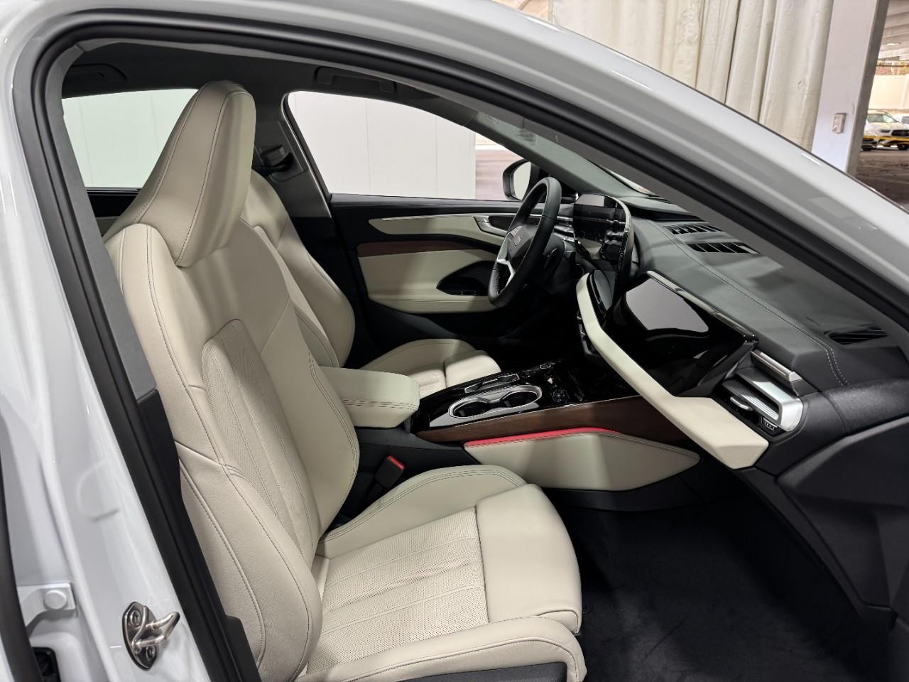 Audi A6 Sedan Vehicle Full-screen Gallery Image 18